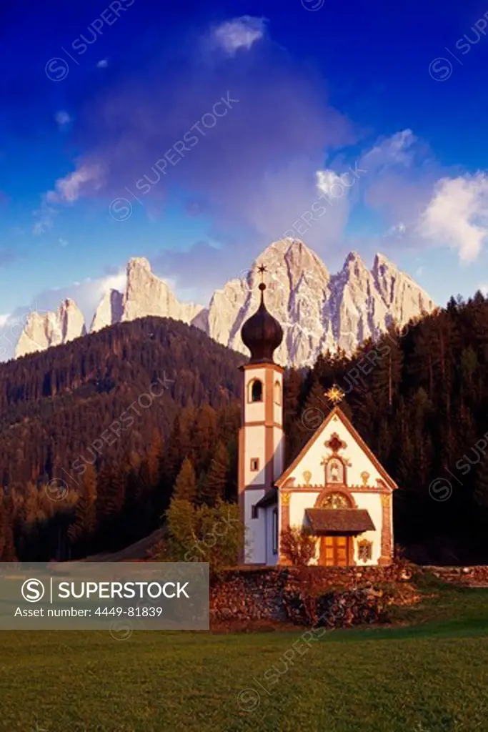 St. Johan in Ranui, view to Le Odle, Val di Funes, Dolomite Alps, South Tyrol, Italy