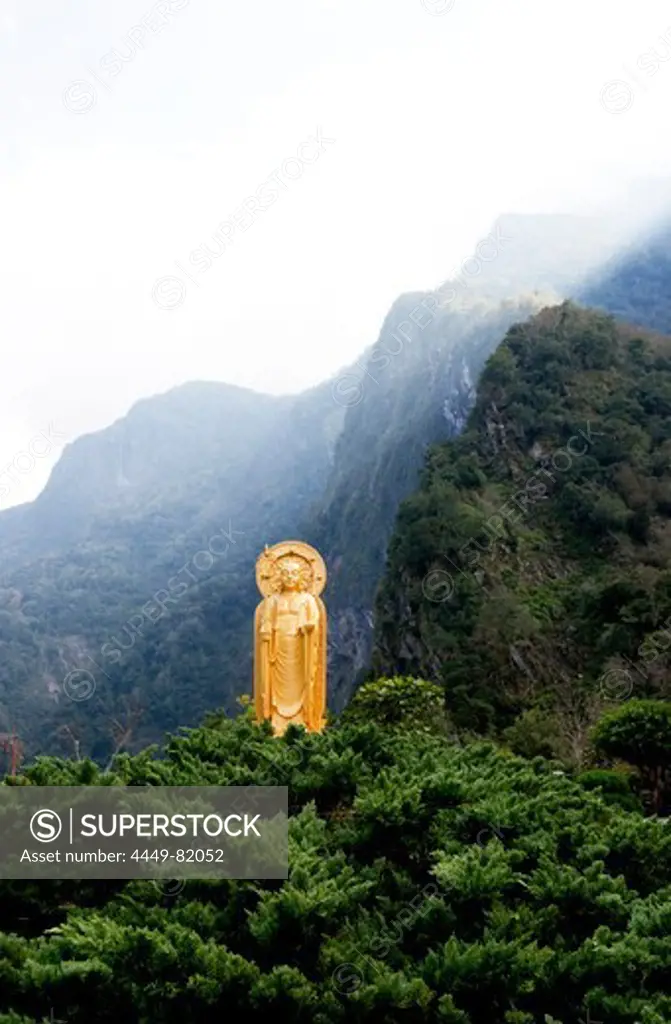 Sunbeams shining over mountain top at the Budhha statue of the Hsiang-Te temple, Tienhsiang, Taroko Gorge, Taroko National Park, Taiwan, Asia