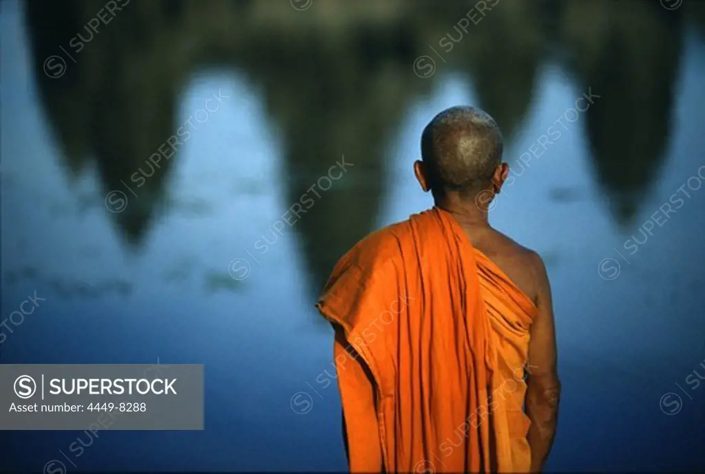 Monk, reflection of Angkor Wat, Angkor Wat, Siem Raep, Cambodia, Asia