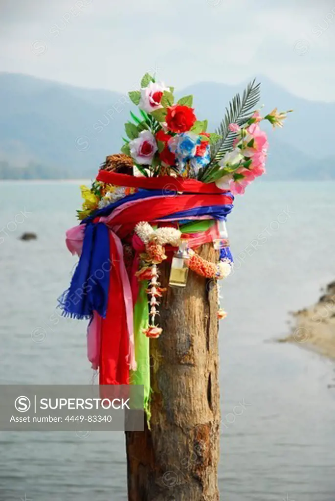 Traditional decoration with flowers at the Chai Chet pier, Klong Phrao Beach, Koh Chang Island, National Park Mu Ko Chang, Trat, Gulf of Thailand, Thailand, Asia