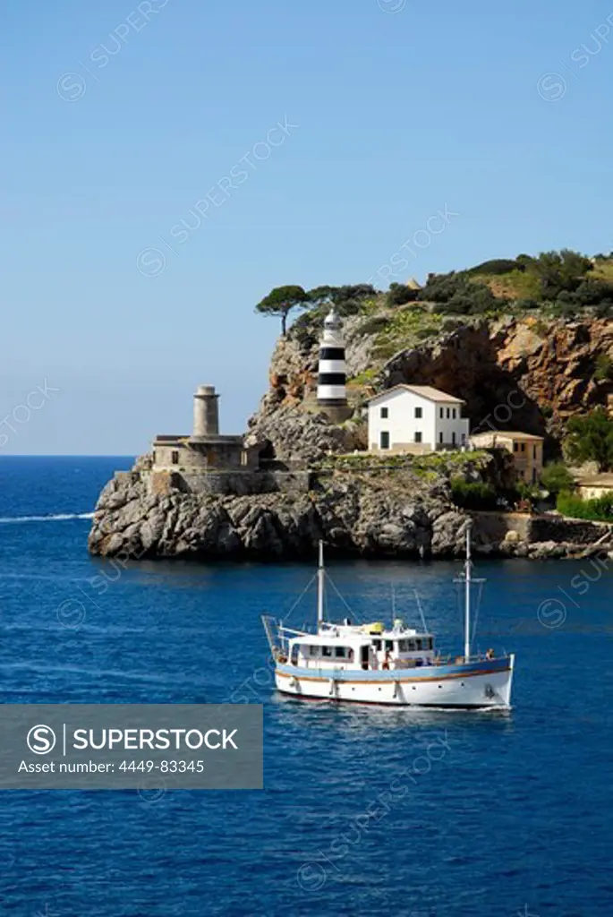 Motorboat at the harbour entrance, Puerto Soller, Port de Soller, Mallorca, Majorca, Balearic Islands, Mediterranean Sea, Spain, Europe
