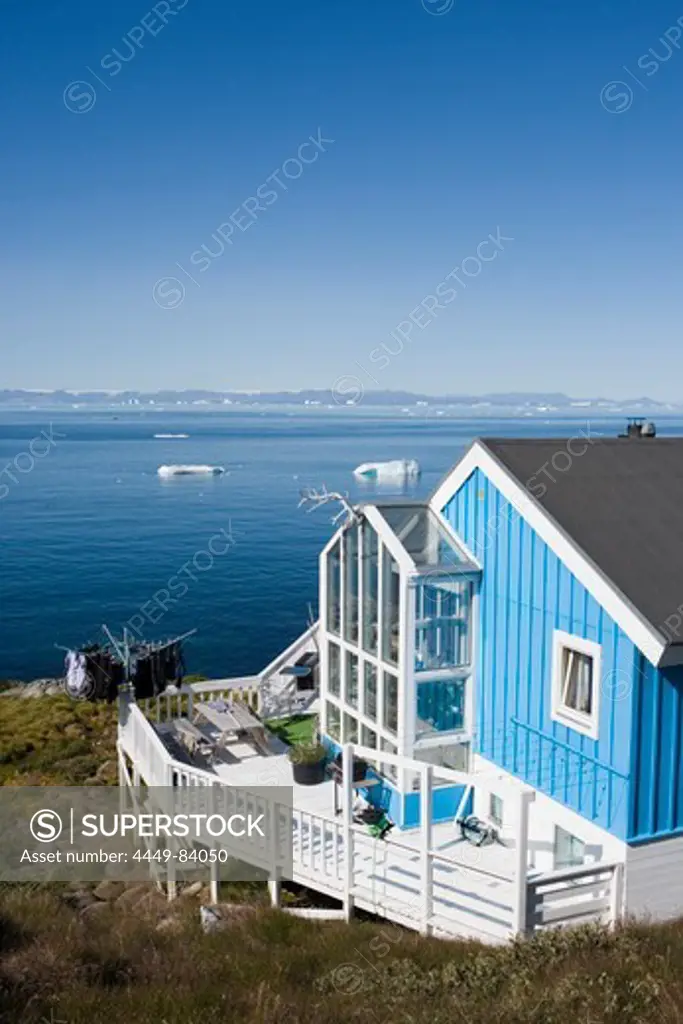 House with view at icebergs of Ilulissat Kangerlua Isfjord, Ilulissat (Jakobshavn), Disko Bay, Kitaa, Greenland