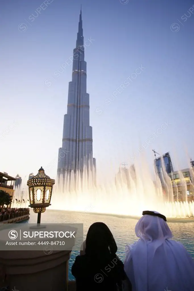 Traditional couple at the Dubai Fountain in the evening, Burj Khalifa, Burj Chalifa, Dubai, UAE, United Arab Emirates, Middle East, Asia