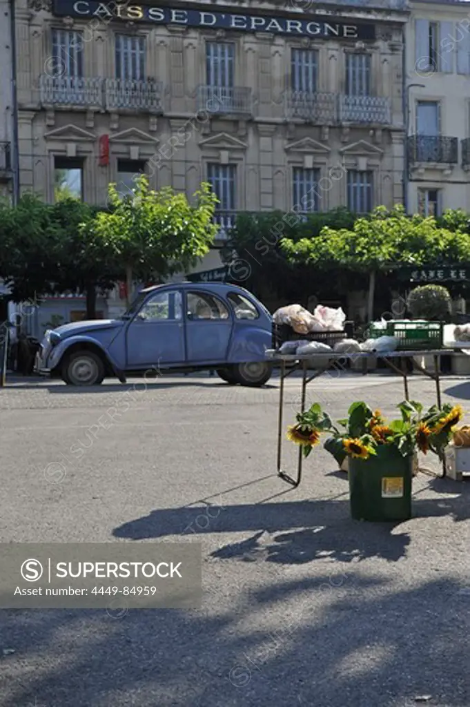 Market place with stall selling sunflowers and Citroen 2CV, Forcalquier, Haute Provence, France, Europe