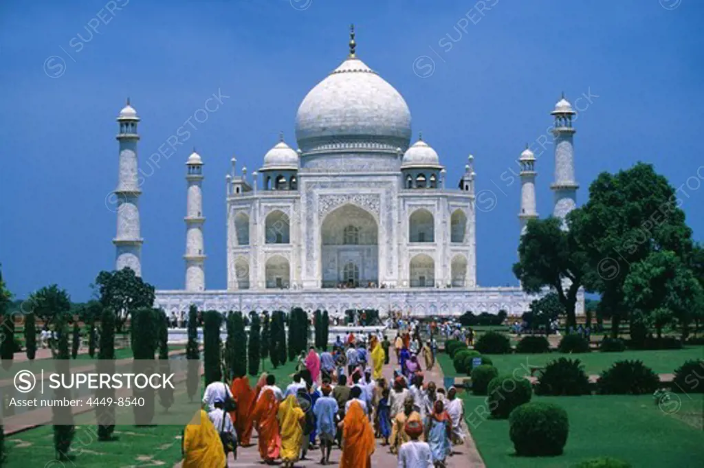 People in front of the Taj Mahal in the sunlight, Agra, Uttar Pradesh, India, Asia