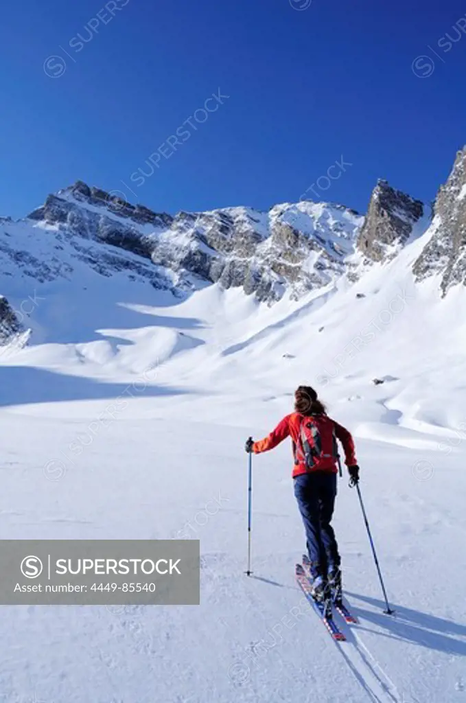 Female backcountry skier ascending Felbespitze, Pfitschertal, Zillertal Alps, South Tyrol, Trentino-Alto Adige/Suedtirol, Italy