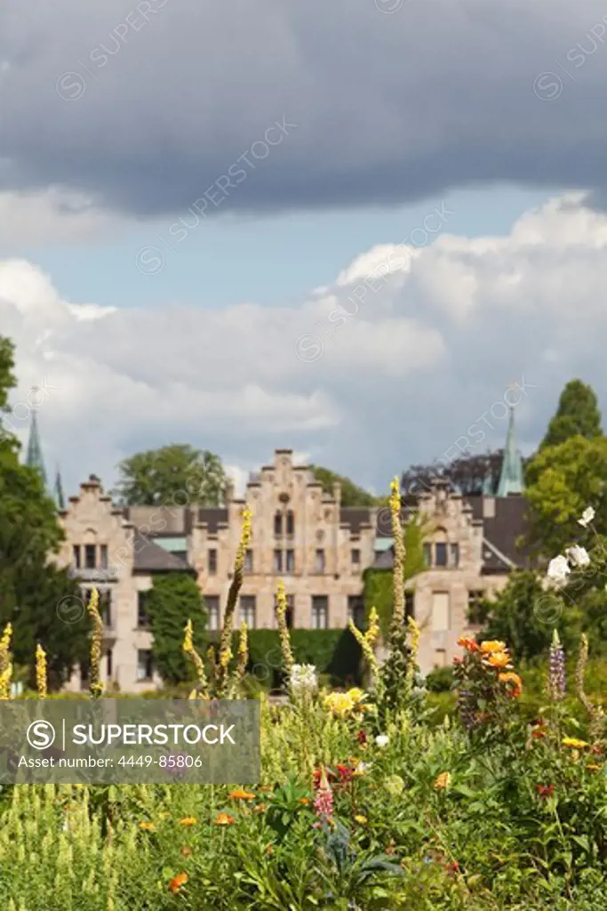 View through the garden towards Ippenburg Castle, Bad Essen, Lower Saxony, Germany
