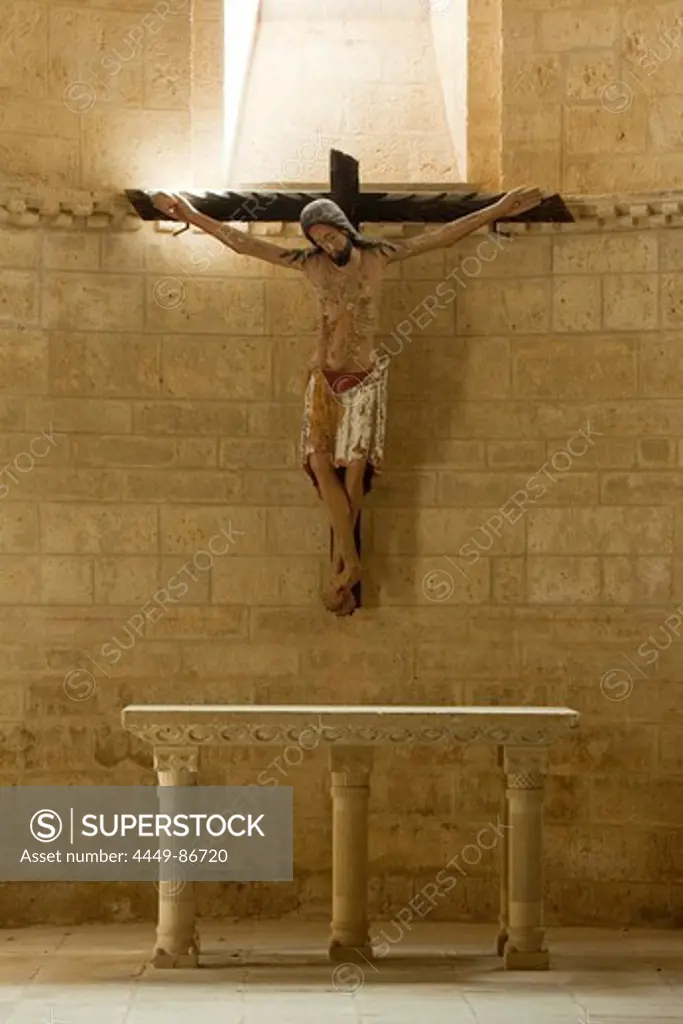 Altar and Jesus Christ inside church Iglesia San Martin, Fromista, Province of Palencia, Old Castile, Catile-Leon, Castilla y Leon, Northern Spain, Spain, Europe