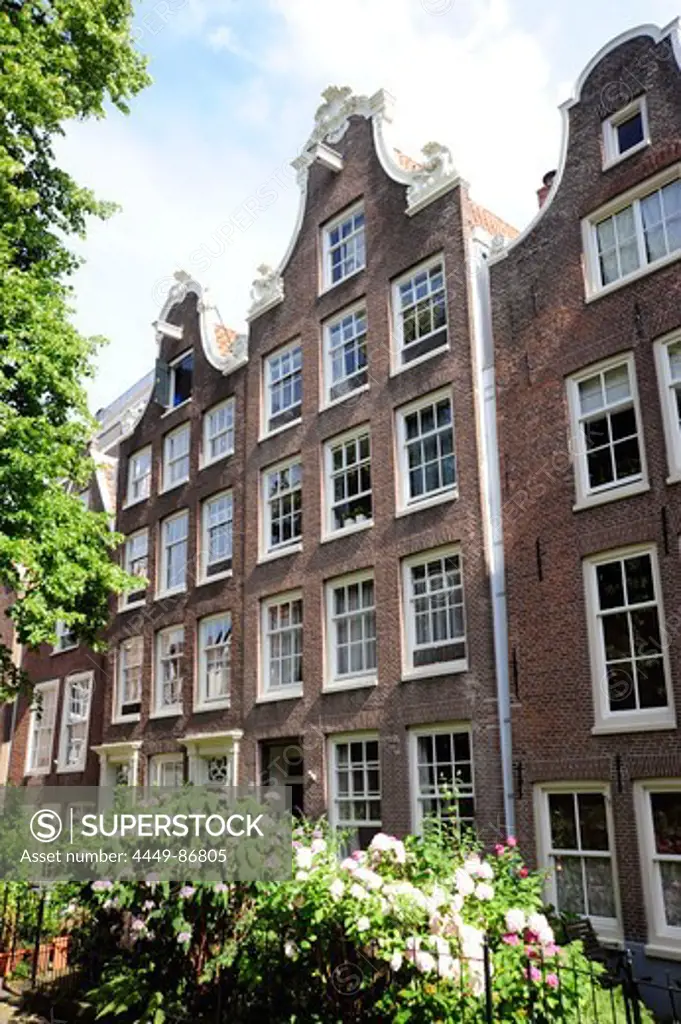 Residential houses facing courtyard, mediaeval housing foundation Begijnhof, Amsterdam, the Netherlands, Europe