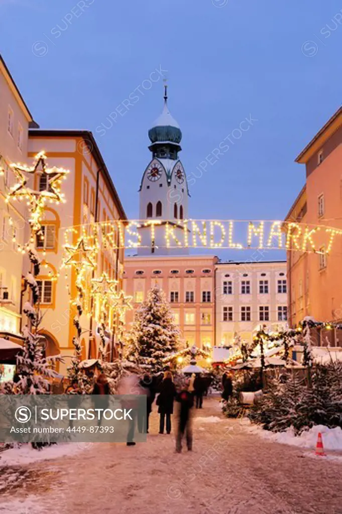 People approaching Christmas market, Christmas market Rosenheim, Rosenheim, Upper Bavaria, Bavaria, Germany, Europe