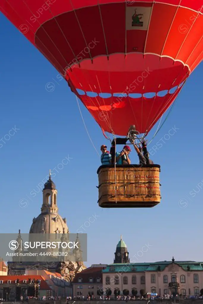 Balloon rising from the Elbe riverbank, Frauenkirche in the background, Dresden, Saxonia, Germany, Europe