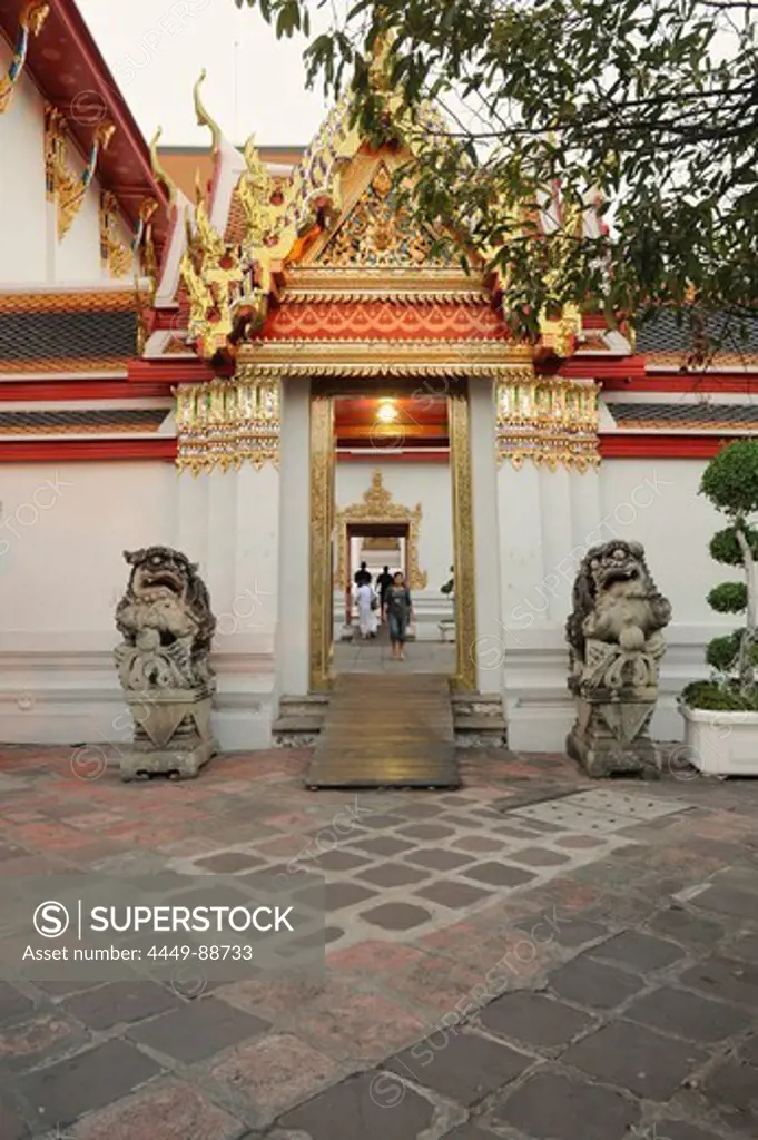 Gate at the temple of the Reclining Buddha, Wat Pho, Bangkok, Thailand, Asia
