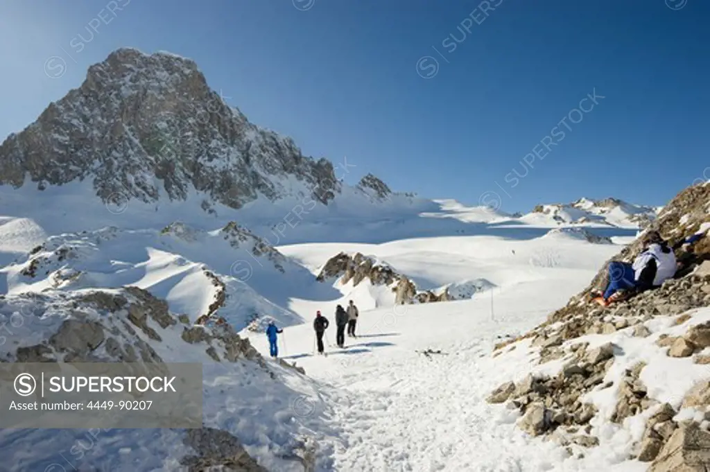 Skiers, Snow-capped mountains, Tignes, Val d Isere, Savoie department, Rhone-Alpes, France