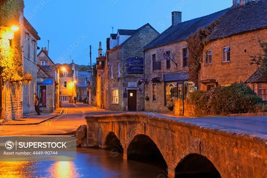 Windrush river in the evening, Bourton-on-the-water, Gloucestershire, Cotswolds, England, Great Britain, Europe