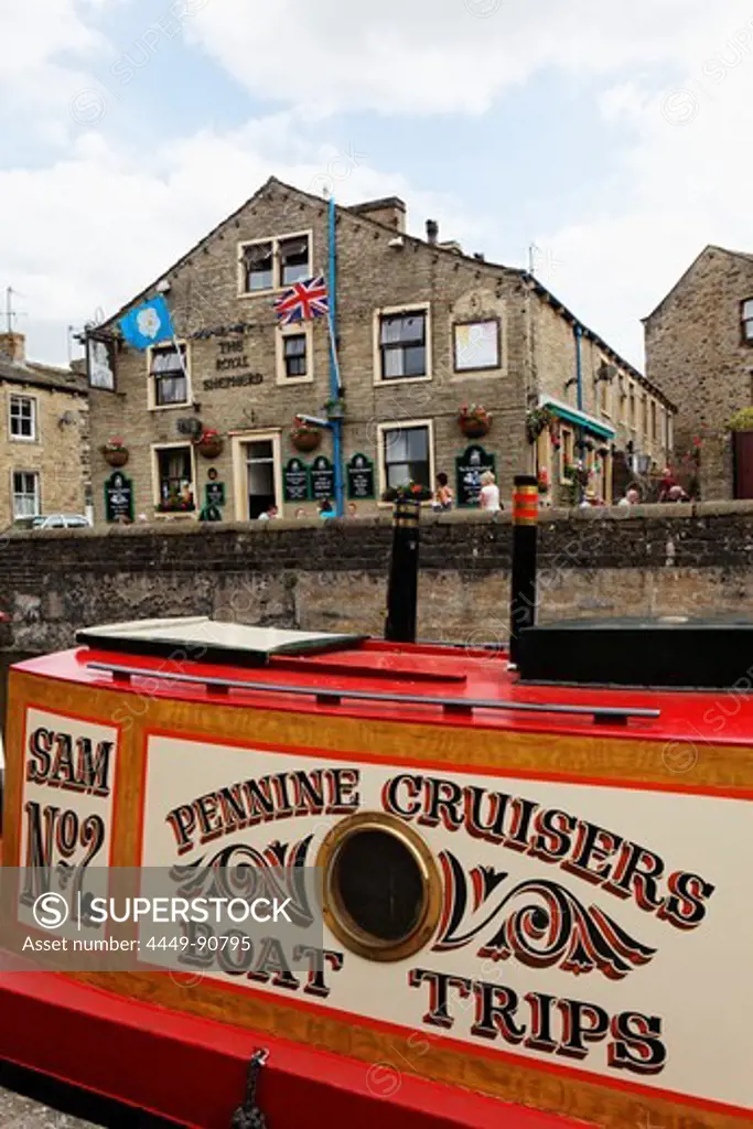 Barges on Leeds and Liverpool canal, Skipton, Yorkshire Dales, Yorkshire, England, Great Britain, Europe
