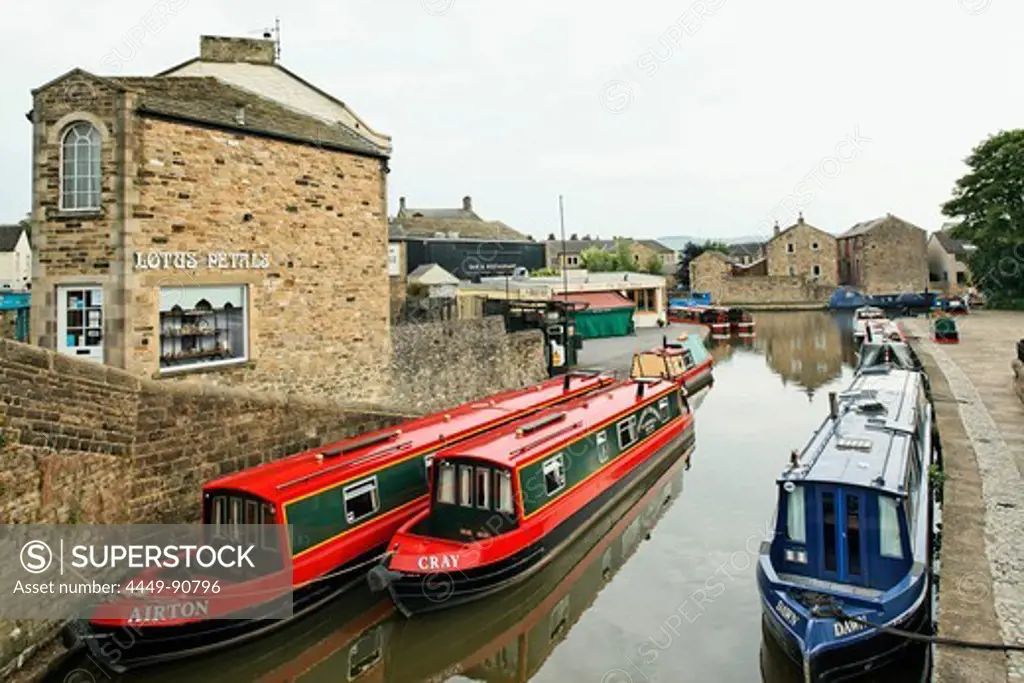 Barges on Leeds and Liverpool canal, Skipton, Yorkshire Dales, Yorkshire, England, Great Britain, Europe
