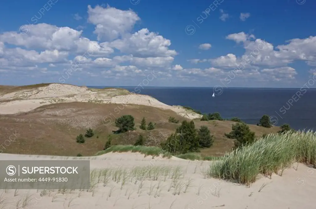 Wandering dunes and sailing boat, Curonian Lagoon North of Pervalka, Curonian Spit, Baltic Sea, Lithuania, Europe