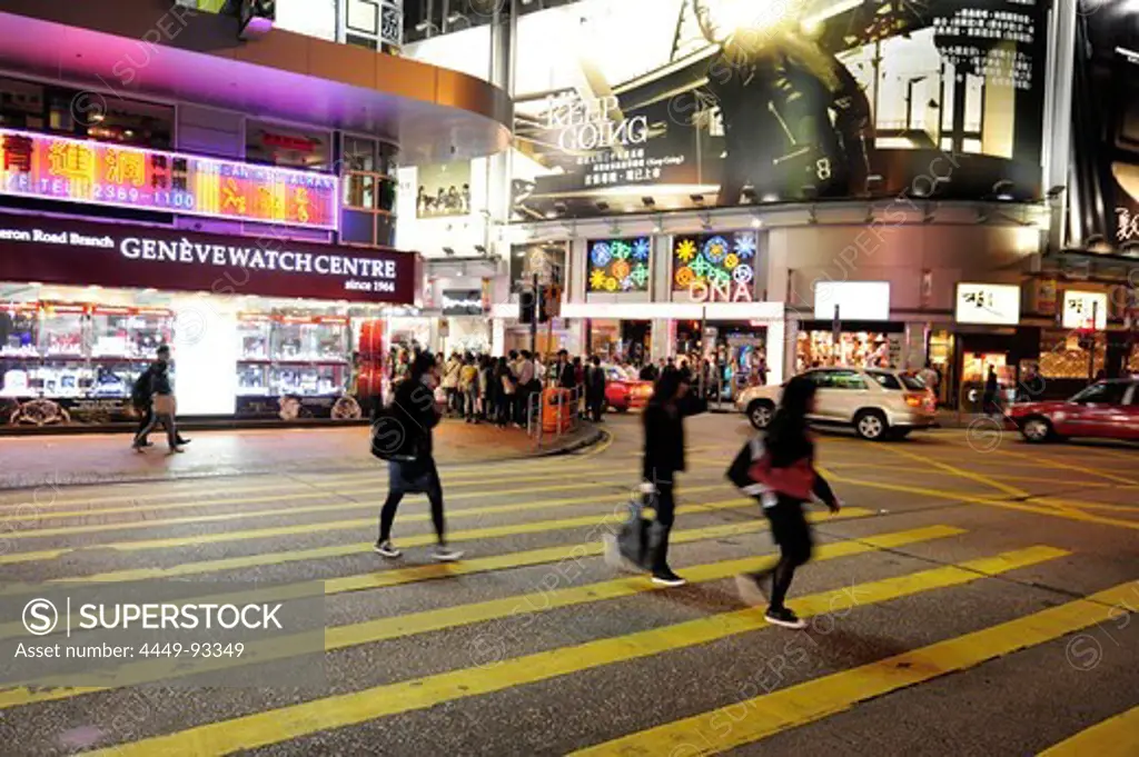 People crossing the Chatham Road in the evening, Tsim Sha Tsui, Kowloon, Hongkong, Hong Kong, China, Asia