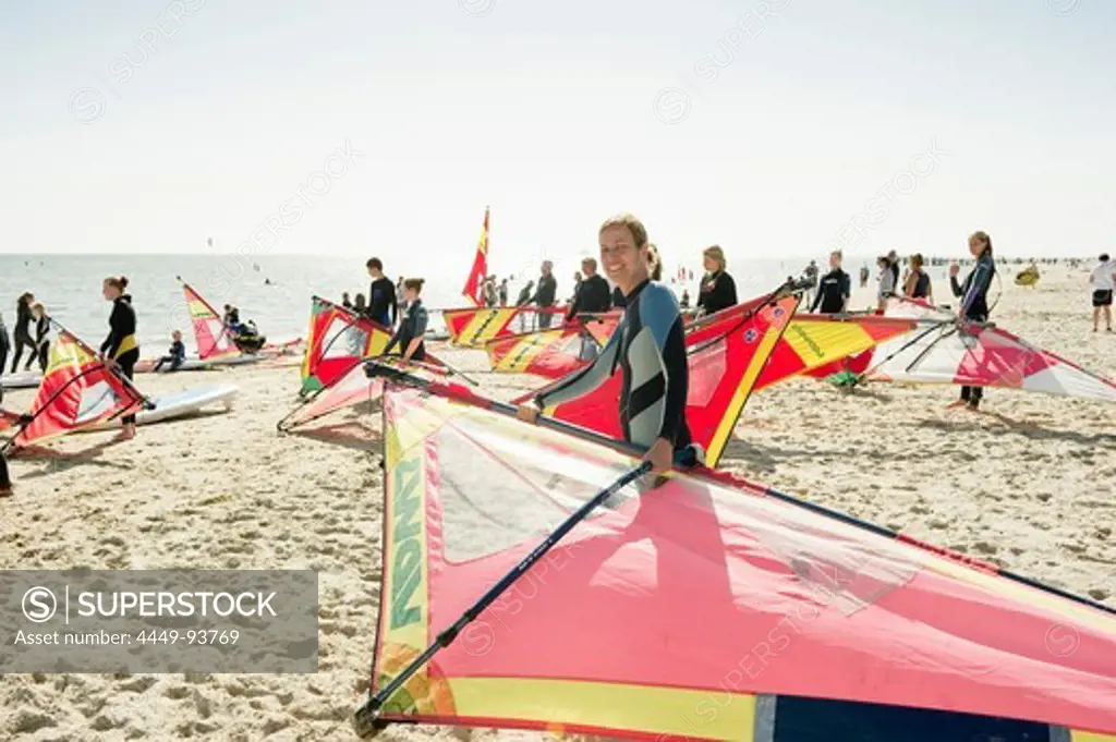 People with sails on the beach, sailboarding school, Wyk, Foehr, North Frisian Islands, Schleswig-Holstein, Germany, Europe