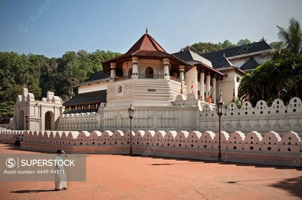 Local at tooth temple Sri Dalada Maligawa, UNESCO world herritage, kulturelles Dreieck, Kandy, Sri Lanka