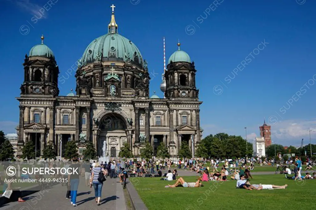 Berlin Dome, Lustgarten in summer, people relaxing on the grass, Berlin Mitte, Berlin, Germany