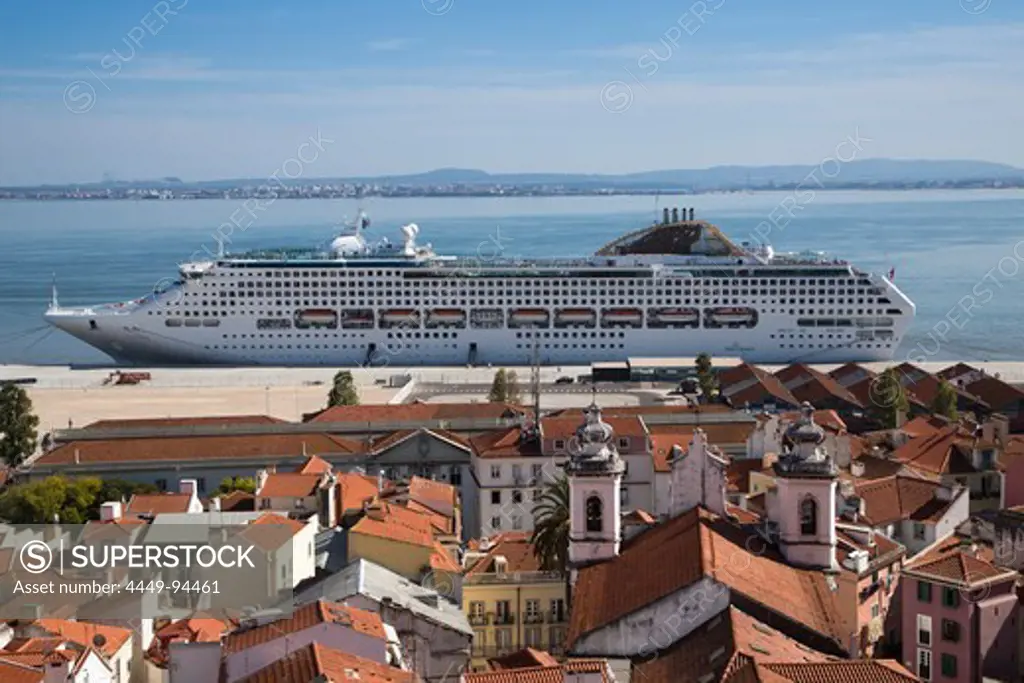 Cruise ship Oceana, P and O Cruises, docking at Terminal de Cruzeiros de Santa Apolonia near Alfama district, Lisbon, Lisboa, Portugal