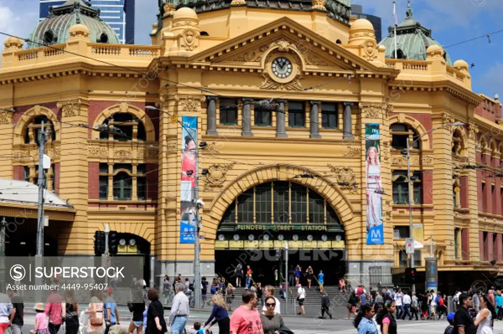 Flinders Street Station, people at the main entrance of the railway station, Melbourne City Centre, Victoria, VIC, Australia