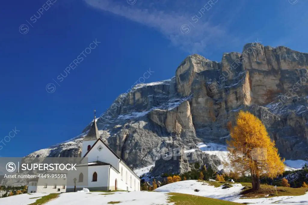 Hospice San Croce in front of Heiligkreuzkofel, valley Val Badia, Dolomites, UNESCO World Heritage Site Dolomites, South Tyrol, Italy