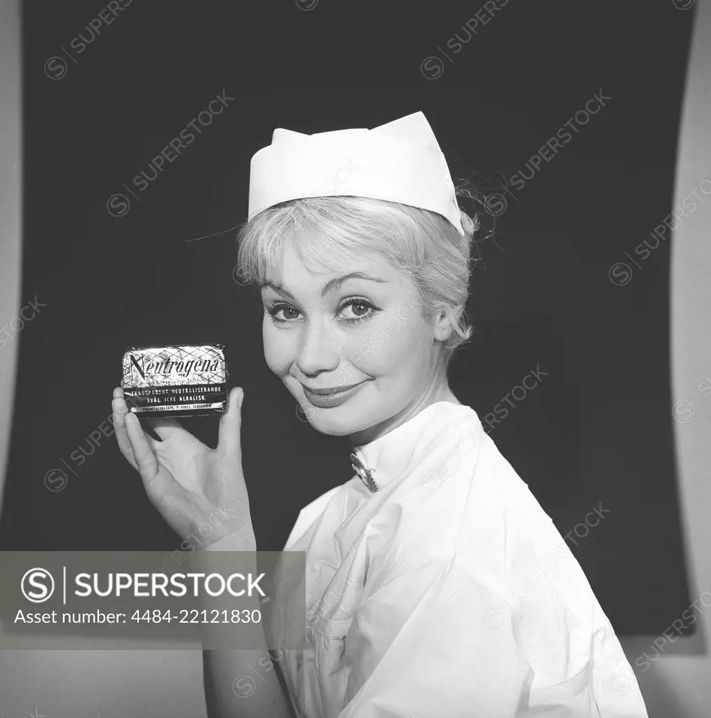 Beauty care in the 1950s. A young woman is holding a package of soap named Neutrogena. Sweden 1950s. Photo Kristoffersson Ref CE38-2