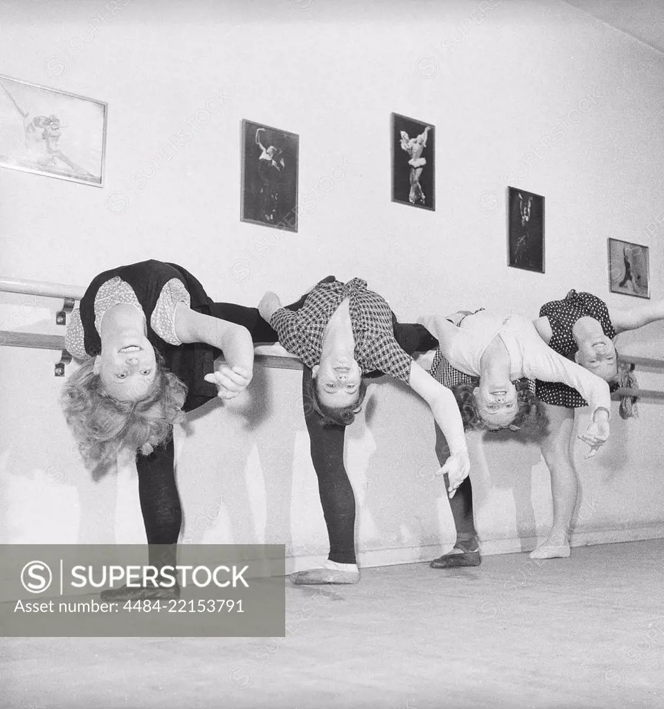 Ballet school in the 1940s. Three young dancers are practising their ballet in a ballet studio. Sweden 1940s. Photo Kristoffersson ref Y25-2