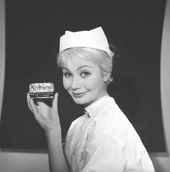 Beauty care in the 1950s. A young woman is holding a package of soap named Neutrogena. Sweden 1950s. Photo Kristoffersson Ref CE38-2