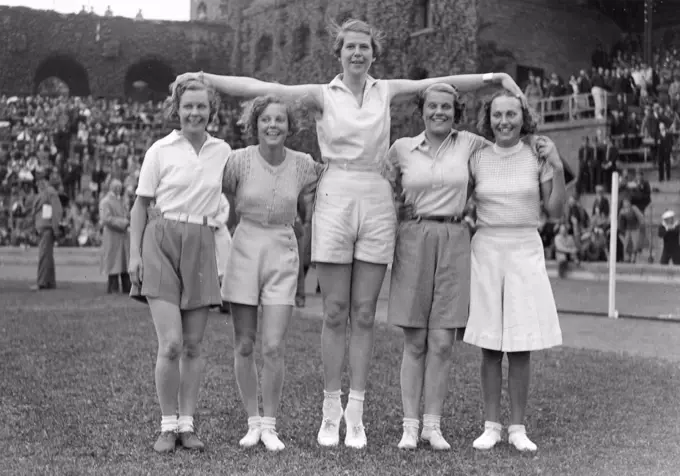 1930s women in sports. A group of women on Stockholm stadium June 3 1934. The tall girl in the middle is Kerstin Isberg.