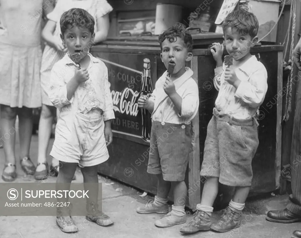 USA, New York City, Boys Eating Ice-Cream