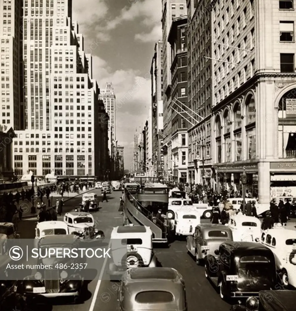 USA, New York City, Traffic At 5th Avenue And 41st Street