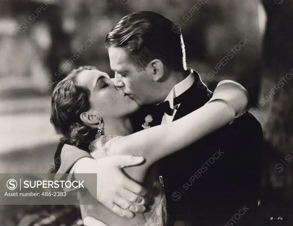 Rose Hobart and Douglas Fairbanks Jr kissing outdoors