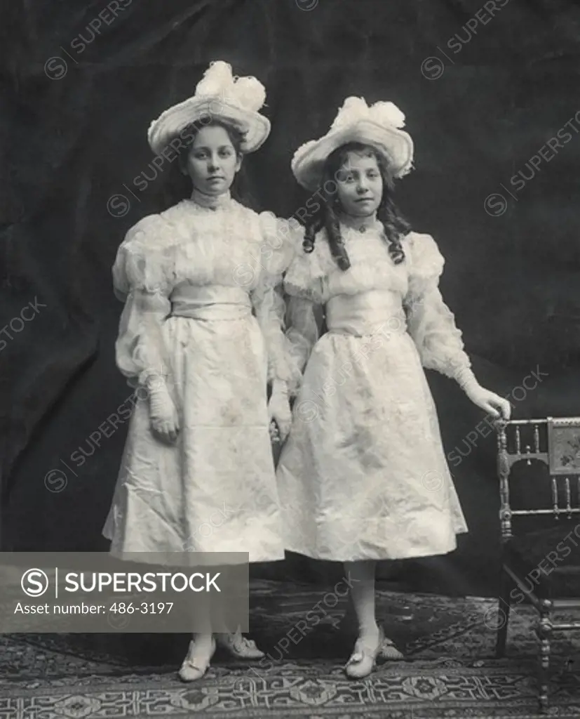USA, New York, New York City, Sisters wearing white dresses and hats, 1899