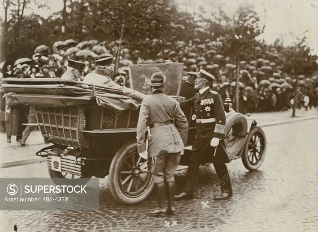 Germany, Berlin, Kaiser Wilhelm II (1859-1941) greets Prince Henry and his son Waldemar, Jubilee parade of Imperial Auto Club