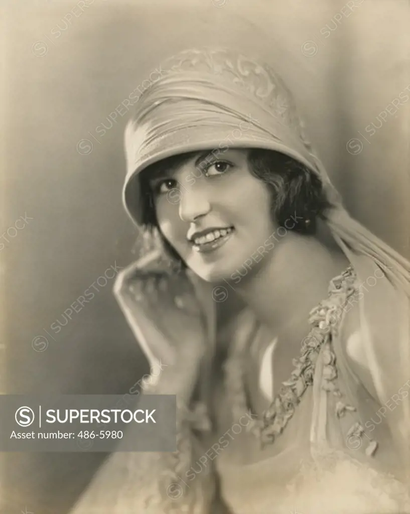 Dorothy Knapp, famous beauty with Ziegfeld's Follies, July 28 1924, Miss Knap won the prize at the professional beauty contest at Atlantic City, and the prize as the American Venus at the Madison Square Garden contest