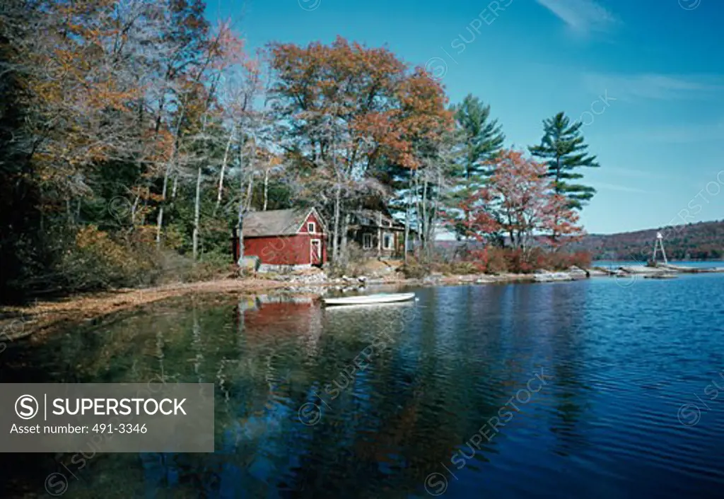 USA, New Hampshire, Spotford Lake, Rocky Point, log cabin and canoe