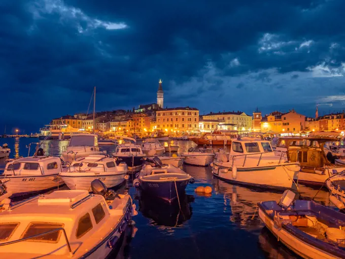 Blick auf den Hafen von Rovinj bei Nacht, Istrien, Kroatien, Europa