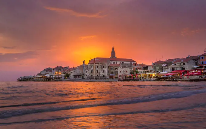 Blick auf Umag bei Sonnenuntergang am Abend, Istrien, Kroatien, Europa