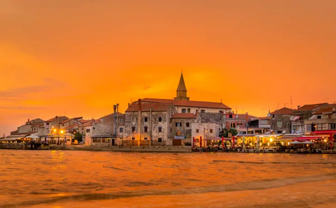 Blick auf Umag bei Sonnenuntergang am Abend, Istrien, Kroatien, Europa