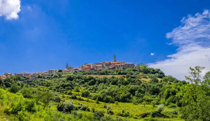 Blick auf Buje im Mirna-Tal, Istrien, Kroatien, Europa