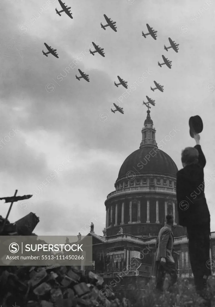 Commemorating battle of Britain. 35 Squad of RAF Lancaster Bombers fly past St. Paul's. September 23, 1946. (Photo by Associated Press Photo).