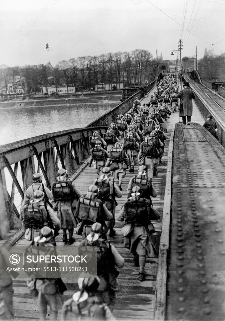 Withdrawal of the French from the second zone: For the last time, French troops entered the bridges over the Rhine in Germany. January 1, 1929. (Photo by Atlantic Photo-Co.).