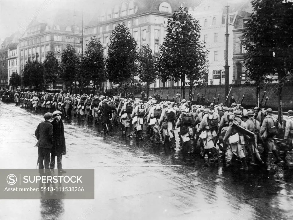 French Troops Evacuate Dortmund: A general view of French troops evacuating Dortmund. January 1, 1929. (Photo by London News Agency Photos Ltd.).