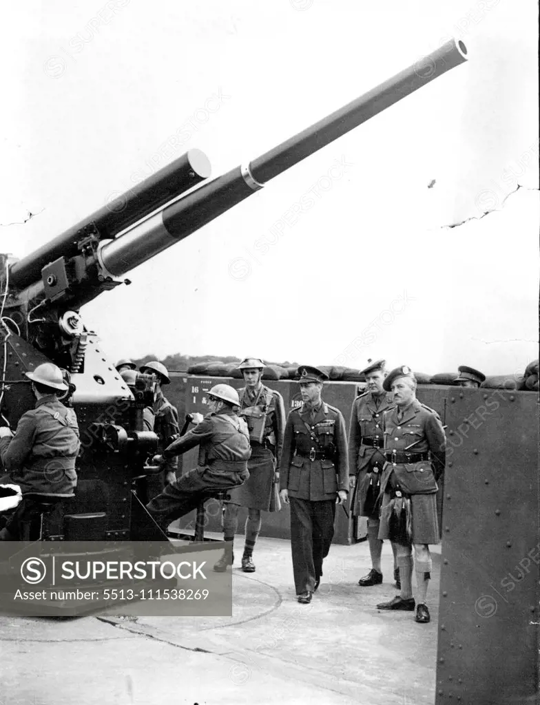 King Visits Anti-Aircraft Unit: Accompanied by seven staff officers, the King made a tour of inspection of three anti-aircraft and search light sites in parts of Kent, on arrival by car he shook hands with the officers, inspected the crews, and visited the huts and pits. H.M. The King inspecting an anti-aircraft gun during his tour. August 14, 1940. (Photo by Sport & General Press Agency, Limited).