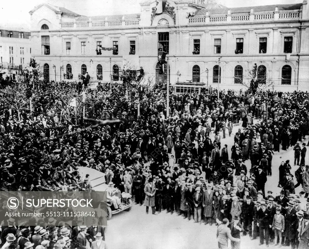 Angry Mobs outside the residence of President Ibanez, in the Chilean rebellion, which came to an end on Monday, when the last ships of the rebel fleet surrendered. September 9, 1931. (Photo by International News Photos, Inc.).