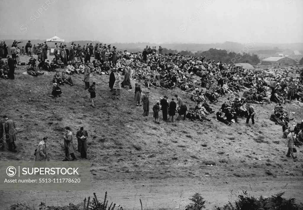 The ***** on Tragedy Hill Crowds on the hill where the tragedy took place waiting in the rain for flying to start. ***** of yesterday's tragedy when ***** were killed and more than 60 ***** when a DH 110 jet fighter distinguished eight miles up, crowds flocked ***** Farnborough air display today and waited hours in the rain for the flying to start. September 07, 1952. (Photo by Paul Popper).