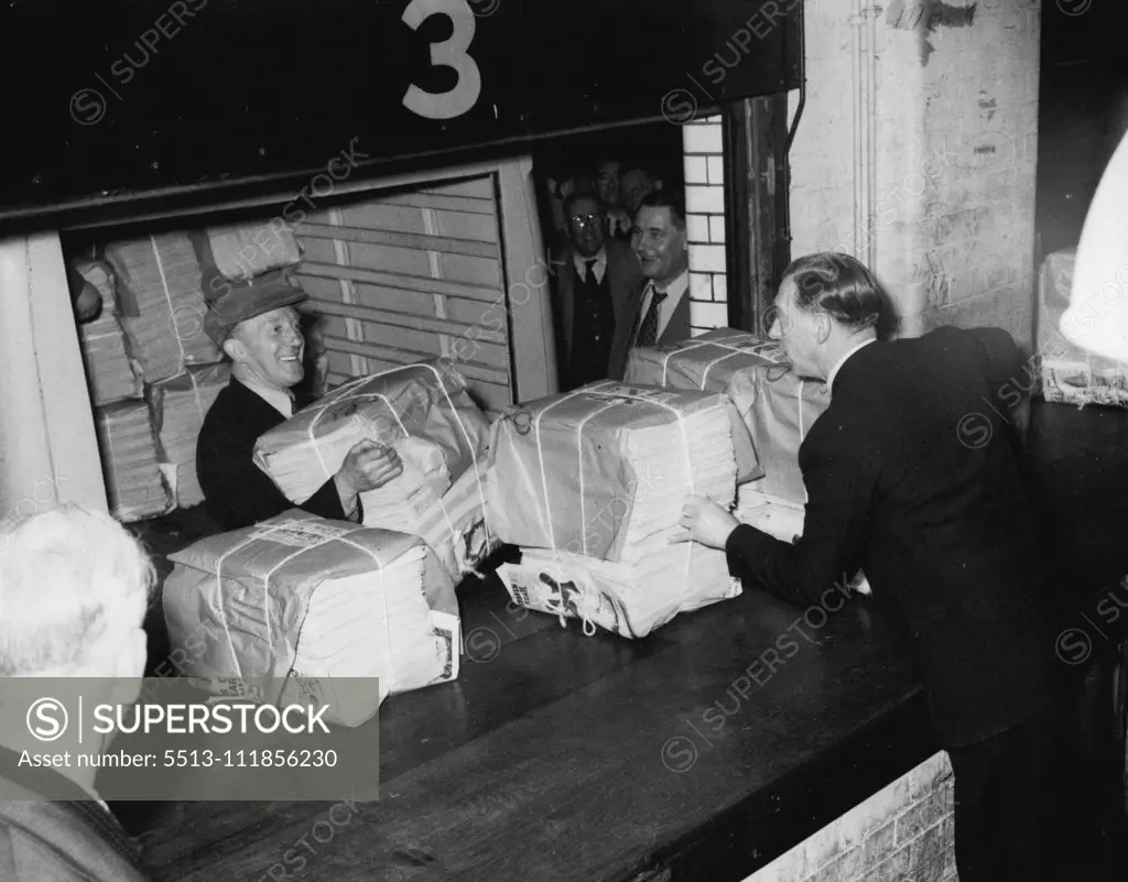 Bundles of copies of the first Dadly Mirror published since March 25th being loaded on to vans outside the newspaper's offices in Fetter-lane. After a strike lasting nearly four weeks Britain's national newspapers resumed publication today (21-4-55). The Newspaper Proprietors Association reached agreement on Tuesday night with the Amalgamated Engineering Union and the Electrical Trades Union after talks which lasted throughout the day. April 21, 1955. (Photo by Daily Mirror).  ;Bundles of copi
